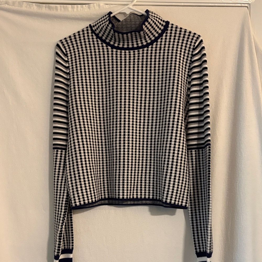 SO SOFT NAVY AND WHITE TURTLENECK